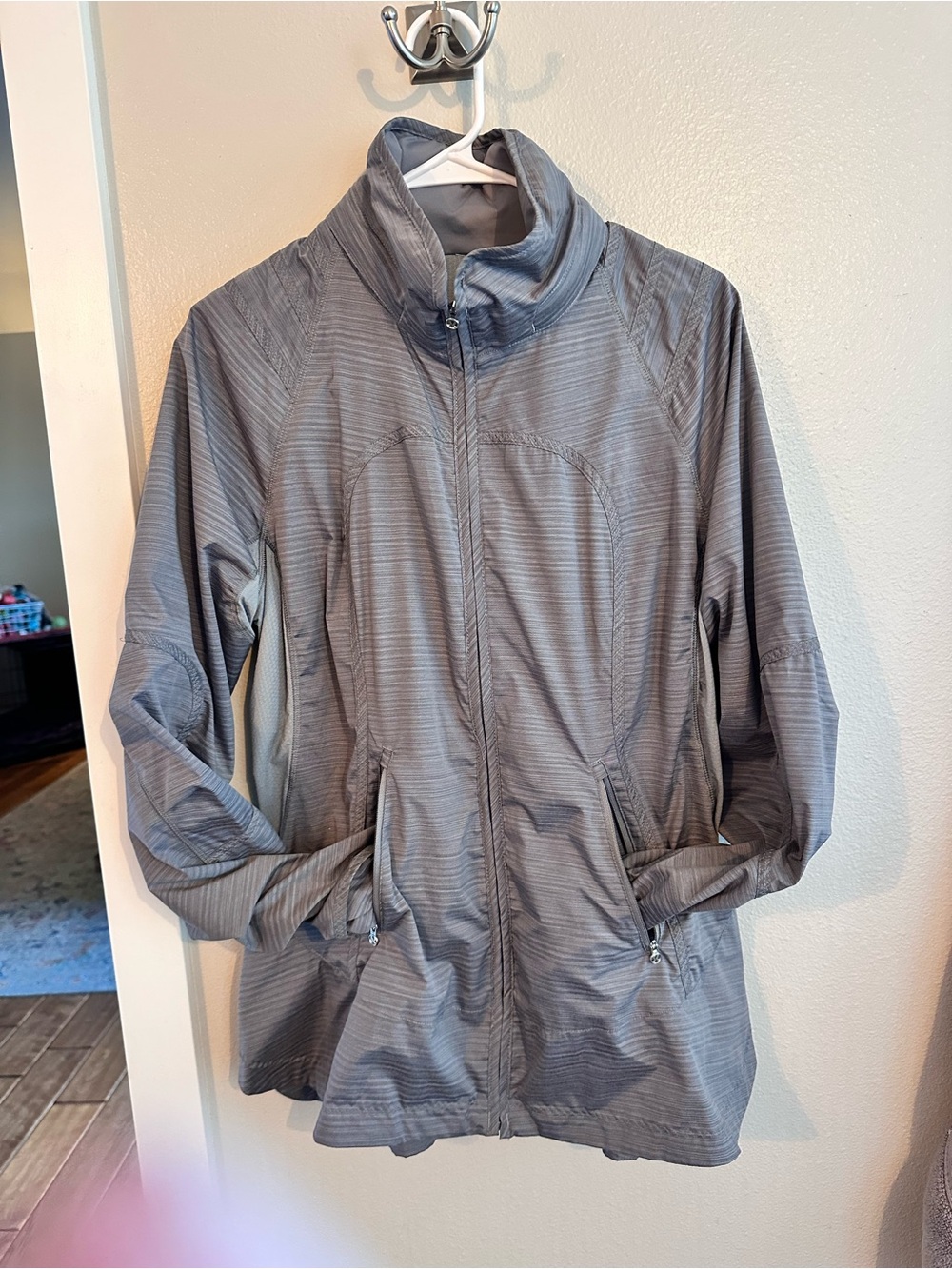Lululemon Lightweight Gray Striped windbreaker w/ hood. Guc size 12